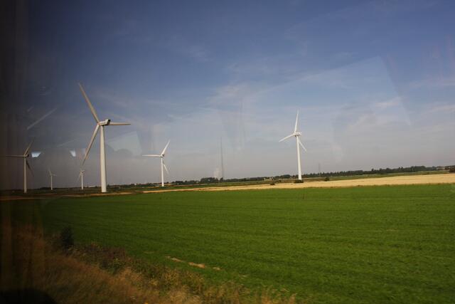 Oft sahen wir solche Windkraftmühlenfelder.