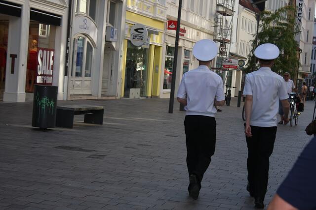 in den Strassen von Flensburg trafen wir russische Marinesoldaten.