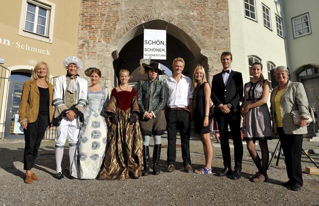 Bürgermeisterin Sigrid Knollmüller (re.) und Kunstlehrerin Helma Klessinger (li.) präsentierten mit den Schülern der 11. Klasse das Projekt "Schön Schöner SchönerTurm". | Foto: Thorsten Jordan