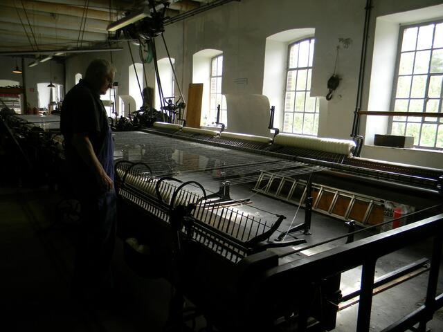 Dieser große "Webstuhl" ist fast 15 Meter lang und halbautomatisch.