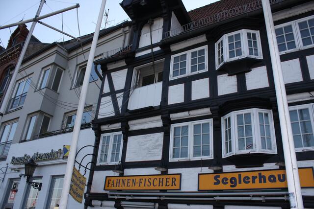 Das Seglerhaus, man beachte die Segelseile , die aus den Fenstern runtergelassen werden