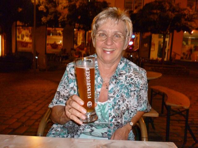 Prost! In Flensburg muss man zum Abschluß des Tages einen Flensburger trinken, auch wenn ich kein Biertrinker bin. es hat aber gut geschmeckt ;-)