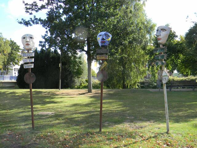 Diese Masken sind in der gesamten Stadt zu sehen. Das war eine Aktion zu einem Jubiläum der Stadt.