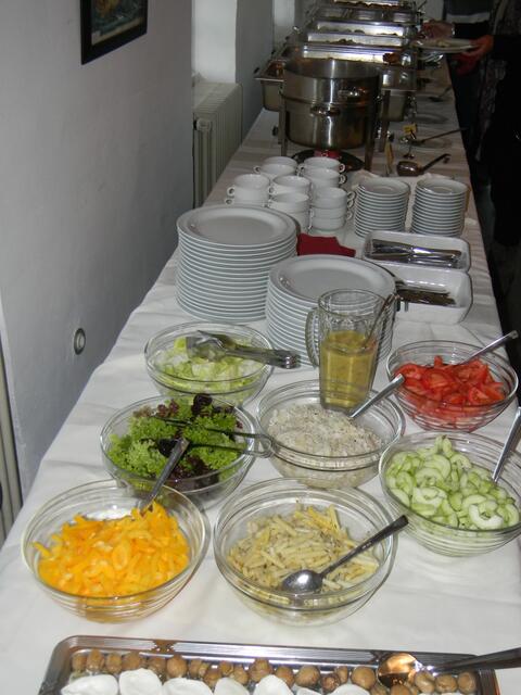 Salat, Suppe, Fleisch, Fisch, Nudeln, Kartoffeln; was will man mehr. Wenn dann noch Nachspeise Platz hat, war das auch noch im Angebot.