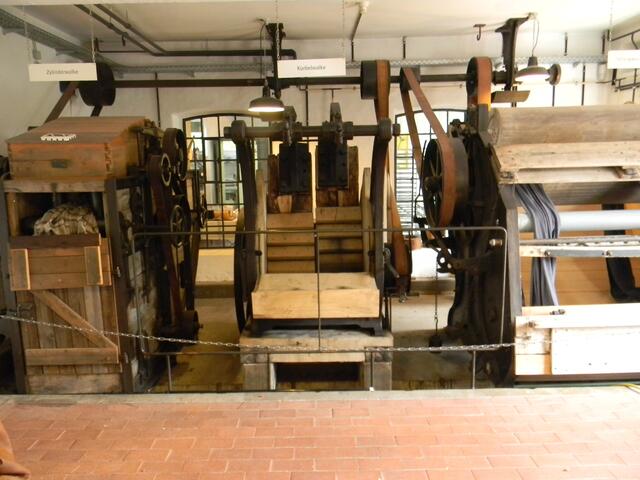 Alte "Maschinen" zur Wollherstellung.