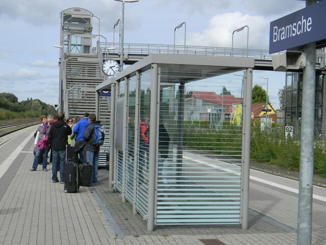 Bramsche Bahnhof: Das Wochenende der Otzer Triathleten neigte sich dem Ende entgegen; wieder aml eine eine tolle Fahrt. Mal sehen, wo es nächstes Jahr hingeht.