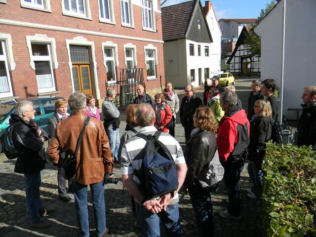 Alle hörten der Stadtführerin gespannt zu.