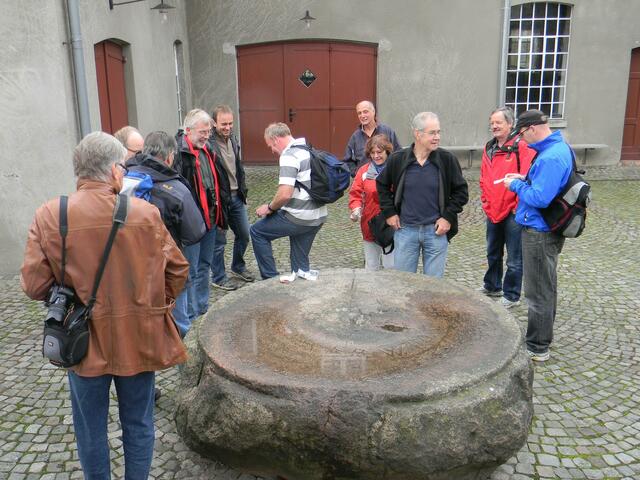 An dem großen Mühlenstein beim Tuchmachermuseum war Treffpunkt für die Museumsführung.