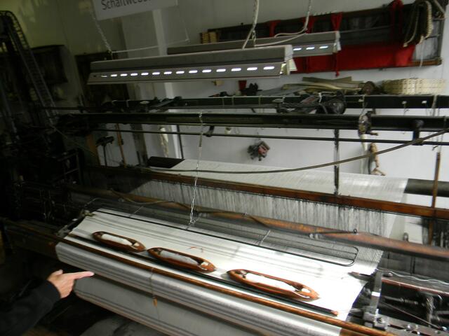 Hier wurden Fäden zusammengetragen und es entstand ein großes Tuch.