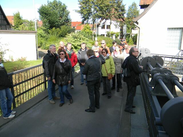 Auf der stillgelegten "Hase-Brücke", die früher die Energiequelle zur Herstellung von Wollprodukten war.