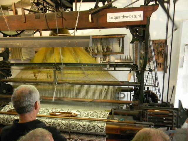 Das ist noch moderner. Hier wurde über Lochkarten ein Muster für die Tücher umgesetzt.