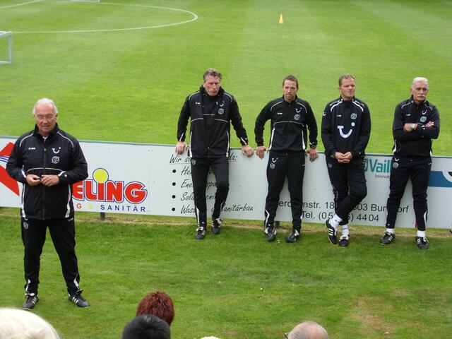 Jürgen Holletzek (links) bei der Begrüßung und Vorstellung der Trainer: v.re.: Holm Mauritz, Carsten Kruse,Nils Schlaudraff und Manfred "Manni" Kaltz