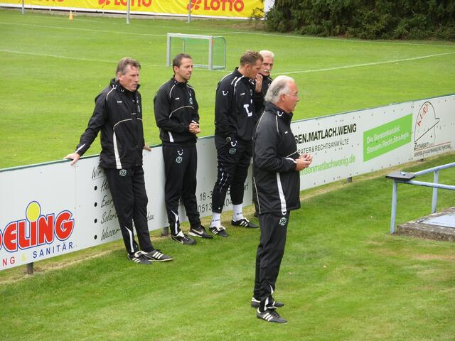 Jürgen Holletzek (vorne) bei der Begrüßung und Vorstellung der Trainer: v.re.: Holm Mauritz, Carsten Kruse, Nils Schlaudraff und Manfred "Manni" Kaltz.