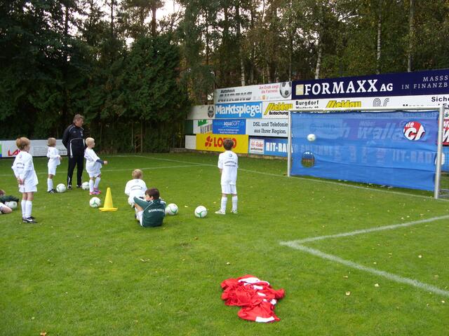 Torwandschießen.