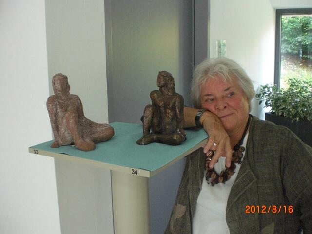 Regina Hiekisch mit ihren Skulpturen