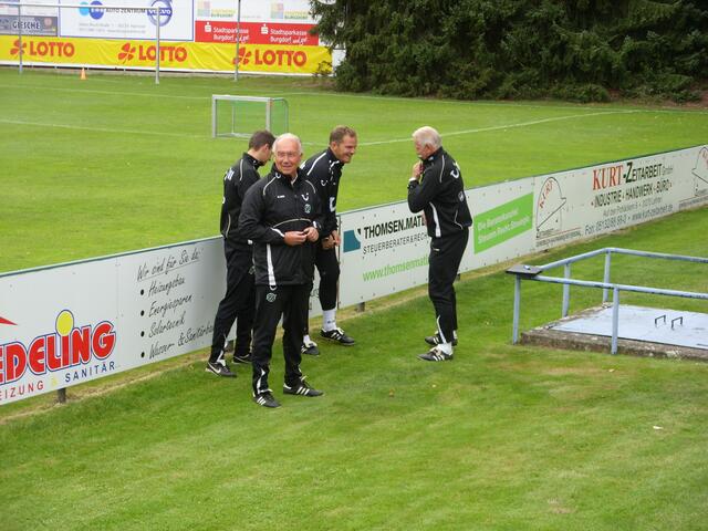 Jürgen Holletzek (links) bei der Begrüßung und Vorstellung der Trainer: v.re.: Holm Mauritz, Carsten Kruse, Nils Schlaudraff.