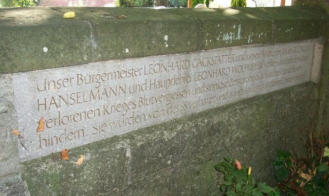 Noch heute erinnert eine Gedenktafel direkt am Eingang zum Friedhof in Brettheim an                          " Die drei Männer von Brettheim"
