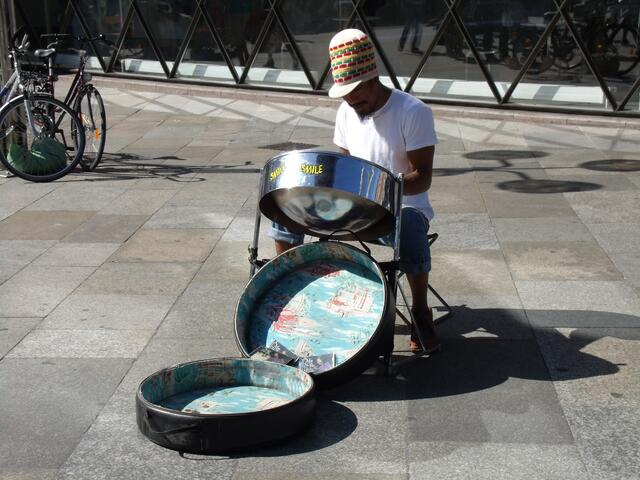 Der Junge Mann machte gute Musik auf seiner Steel Drum