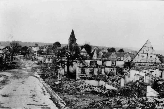 Die Folgen einer sinnlosen Verteidigung. Über 85 Prozent von Brettheim werden zerstört durch die US-Armee. Und zu dem müssen weitere 17 Menschen ihr Leben lassen.