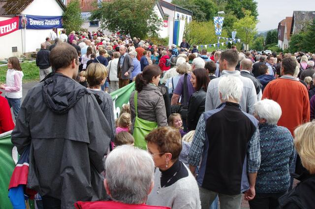 ...alles strömt zum Festplatz...