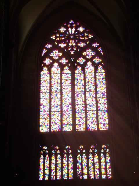 Bei Sonneneinstrahlung durch dieses Kirchenfenster