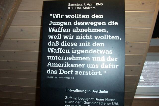 Die Aussage des Gemeindediener Uhl zu den Vorfällen am 07. April 1945. Er entkam durch Flucht über die Friedhofsmauer, die an sein Grundstück angrenzte, seinem Todesurteil.
