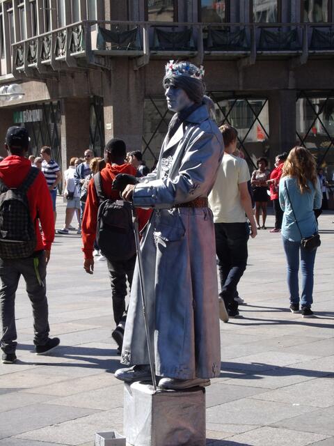 Von den Lebendingen Statuen stehen auf der Domplatte einige