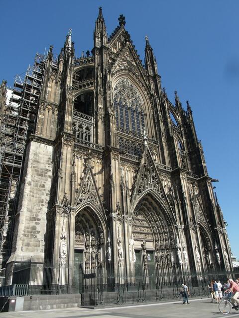 Seitenportal des Doms