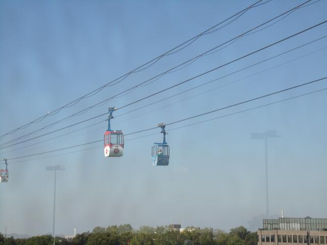 Mit den Gondeln kann man über den Rhein fahren