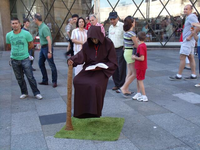 Wieder draußen sah ich den Schwebenden Mönch (war auch schon in Hannover einige Male), der Mann im Oliv Grünen Shirt rechts ist übrigens der Aufpasser, dass man dem Mönch nicht zu nah kommt