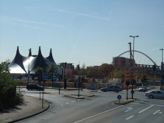 Links das Musical Zelt von "Cats" rechts der Bogen der Lanxess Arena