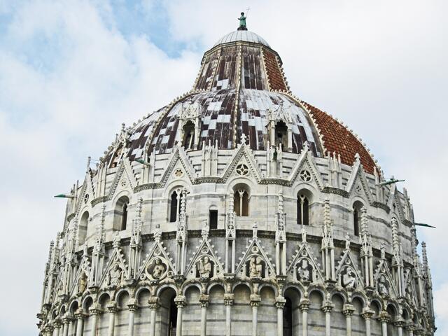 Pisa - Toscana - Italien.
Piazza dei Miracoli
Baptisterium (1152).
Taufkirche des Doms in Pisa.
54 m hoch, Umfang 107 m.