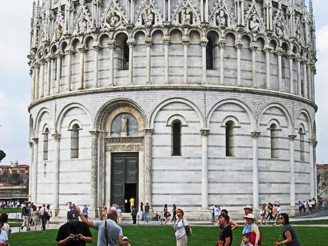 Pisa - Toscana - Italien.
Piazza dei Miracoli
Baptisterium (1152).
Taufkirche des Doms in Pisa.
54 m hoch, Umfang 107 m.
