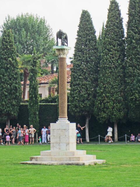 Pisa - Toscana - Italien.
Piazza dei Miracoli                                                                Die Säule „Der Wolf von Rom“ steht auf dem Rasen 
Piazza dei Miracoli - "Platz der Wunder",
zwischen dem Glockenturm und der Kathedrale. 
(1926)
Romulus und Remus sollen im Jahre 753 v. Chr. die Gründer der Stadt Rom gewesen sein.