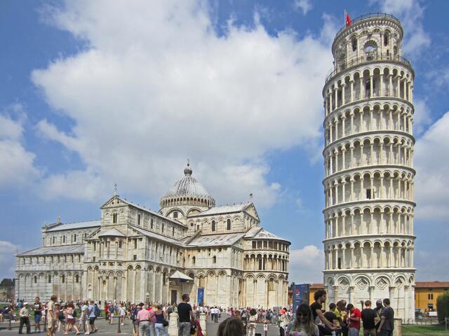Pisa - Toscana - Italien.
Piazza dei Miracoli
Glockenturm (Campanile) 
für den Dom in Pisa. 
(Schiefer Turm von Pisa.)
55 m hoch,
Durchmesser 12 m.
1173 - 1372 (200 Jahre!)