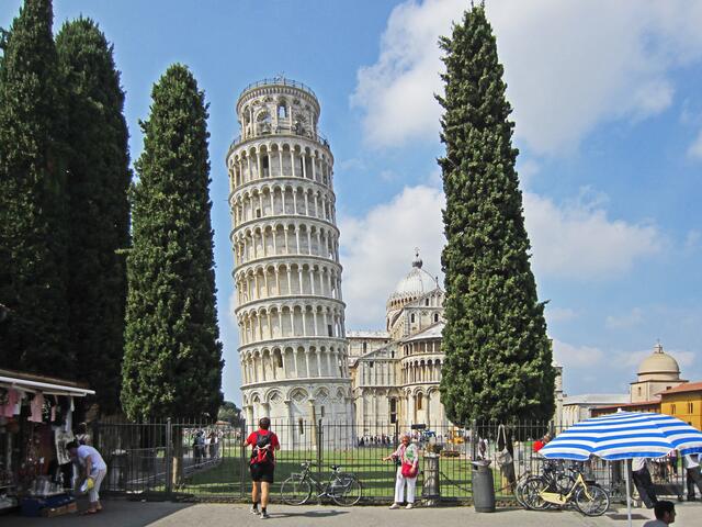 Pisa - Toscana - Italien.
Piazza dei Miracoli
Glockenturm (Campanile) 
für den Dom in Pisa. 
(Schiefer Turm von Pisa.)
55 m hoch,
Durchmesser 12 m.
1173 - 1372 (200 Jahre!)