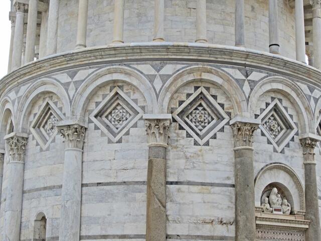 Pisa - Toscana - Italien.
Piazza dei Miracoli
Glockenturm (Campanile) 
für den Dom in Pisa. 
(Schiefer Turm von Pisa.)
55 m hoch,
Durchmesser 12 m.
1173 - 1372 (200 Jahre!)