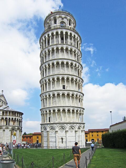 Pisa - Toscana - Italien.
Piazza dei Miracoli
Glockenturm (Campanile) 
für den Dom in Pisa. 
(Schiefer Turm von Pisa.)
55 m hoch,
Durchmesser 12 m.
1173 - 1372 (200 Jahre!)