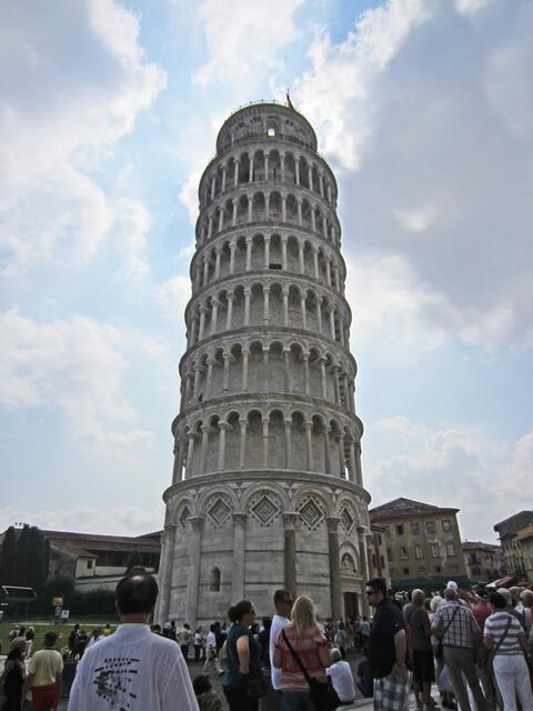 Pisa - Toscana - Italien.
Piazza dei Miracoli
Glockenturm (Campanile) 
für den Dom in Pisa. 
(Schiefer Turm von Pisa.)
55 m hoch,
Durchmesser 12 m.
1173 - 1372 (200 Jahre!)