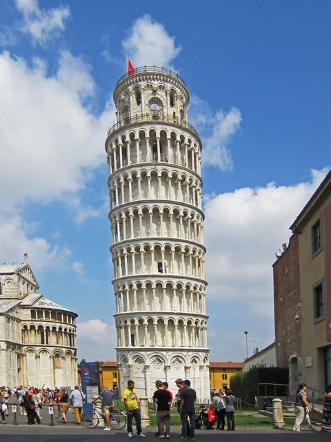 Pisa - Toscana - Italien.
Piazza dei Miracoli
Glockenturm (Campanile) 
für den Dom in Pisa. 
(Schiefer Turm von Pisa.)
55 m hoch,
Durchmesser 12 m.
1173 - 1372 (200 Jahre!)