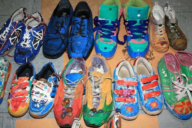 "Pimp my Shoes", alte Schlappen werden von den Kindern des "Abenteuer-Clubs" (Jungschargruppe, CVJM Stadtallendorf) neu gestylt (18.09.2012) | Foto: Leif-Erik Zaschke