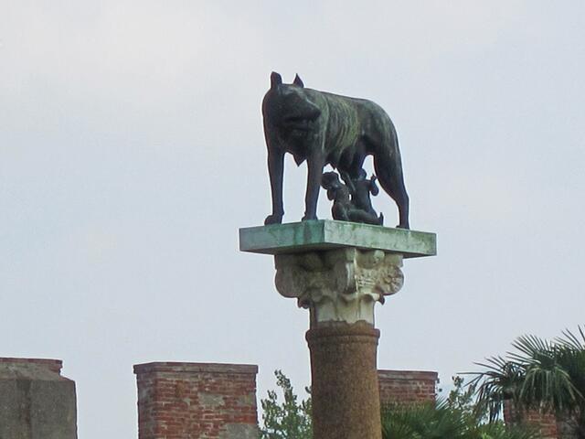 Pisa - Toscana - Italien.
Piazza dei Miracoli                                                                Die Säule „Der Wolf von Rom“ steht auf dem Rasen 
Piazza dei Miracoli - "Platz der Wunder",
zwischen dem Glockenturm und der Kathedrale. 
(1926)
Romulus und Remus sollen im Jahre 753 v. Chr. die Gründer der Stadt Rom gewesen sein.
