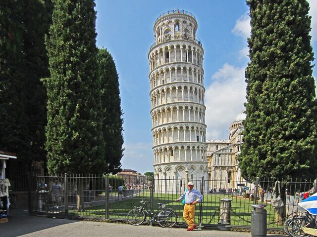 Pisa - Toscana - Italien.
Piazza dei Miracoli
Glockenturm (Campanile) 
für den Dom in Pisa. 
(Schiefer Turm von Pisa.)
55 m hoch,
Durchmesser 12 m.
1173 - 1372 (200 Jahre!)