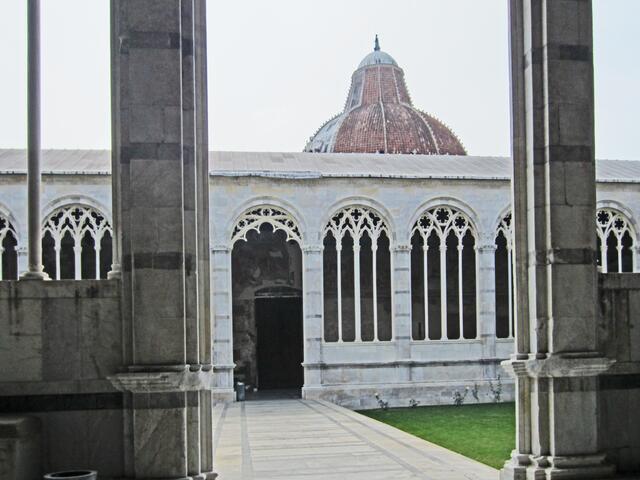 Pisa - Toscana - Italien.
Piazza dei Miracoli
Camposanto
Der Camposanto Monumentale 
(monumentaler Friedhof) 
Friedhofsanlage in Pisa.                                                              Im Hintergrund die Kuppel des Baptisteriums.