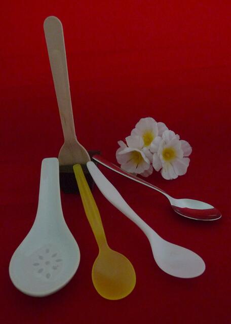 Löffel aus verschiedenen Materialien