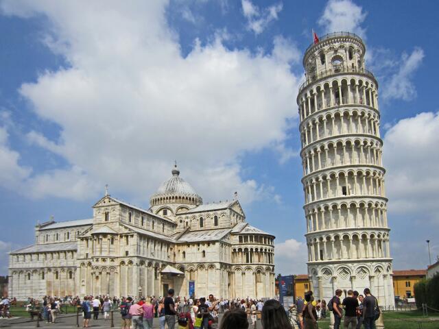 Pisa - Toscana - Italien.
Piazza dei Miracoli
Glockenturm (Campanile) 
für den Dom in Pisa. 
(Schiefer Turm von Pisa.)
55 m hoch,
Durchmesser 12 m.
1173 - 1372 (200 Jahre!)