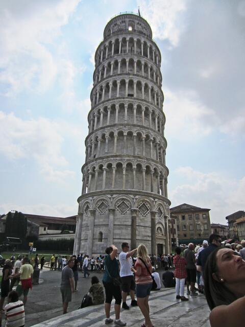Pisa - Toscana - Italien.
Piazza dei Miracoli
Glockenturm (Campanile) 
für den Dom in Pisa. 
(Schiefer Turm von Pisa.)
55 m hoch,
Durchmesser 12 m.
1173 - 1372 (200 Jahre!)