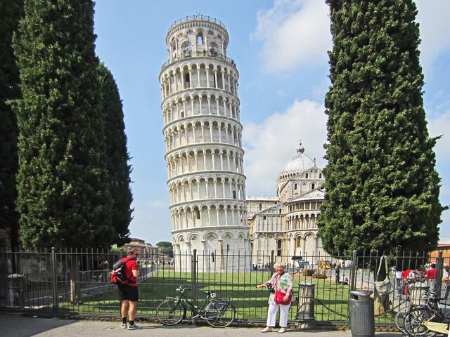 Pisa - Toscana - Italien.
Piazza dei Miracoli
Glockenturm (Campanile) 
für den Dom in Pisa. 
(Schiefer Turm von Pisa.)
55 m hoch,
Durchmesser 12 m.
1173 - 1372 (200 Jahre!)