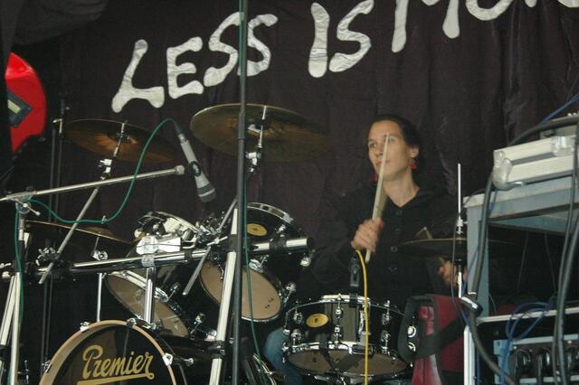 ... und gleichzeitig der Name der Band 'Less Is More'. Deren Schlagzeugerin und ihre...
