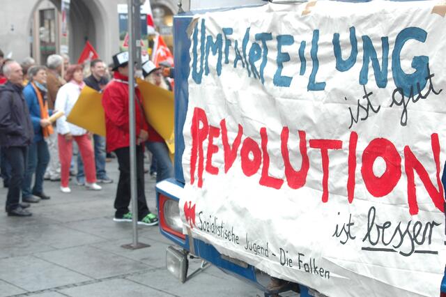 Der 'Solzialistischen Jugend' geht "Um-Fair-Teilung" nicht weit genug. 'Die Falken' fordern die Revolution.